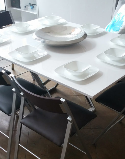 Expand-table-with-set-up-for-8-seats-around-table